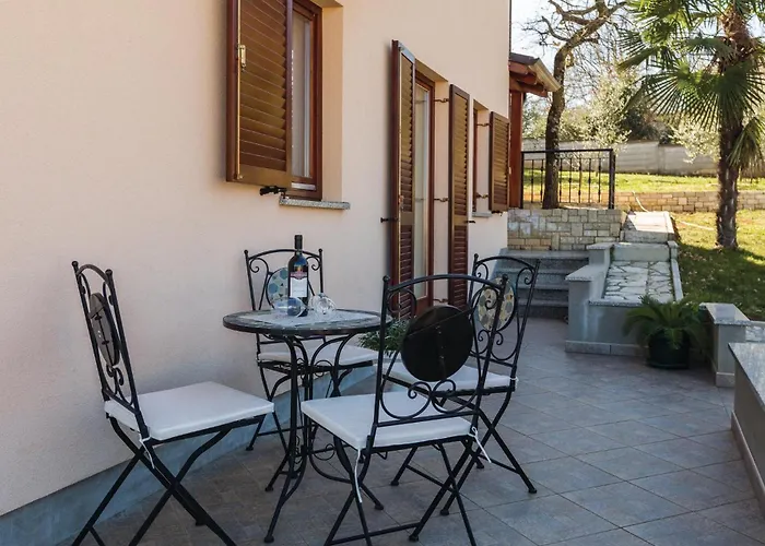Apartment Two-bedroom In Porec Radmani